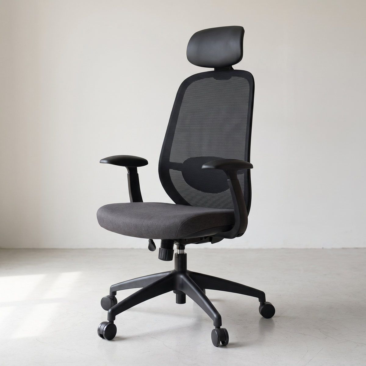 Karrigë ergonomike Wave-C HB në ambient zyre minimalist