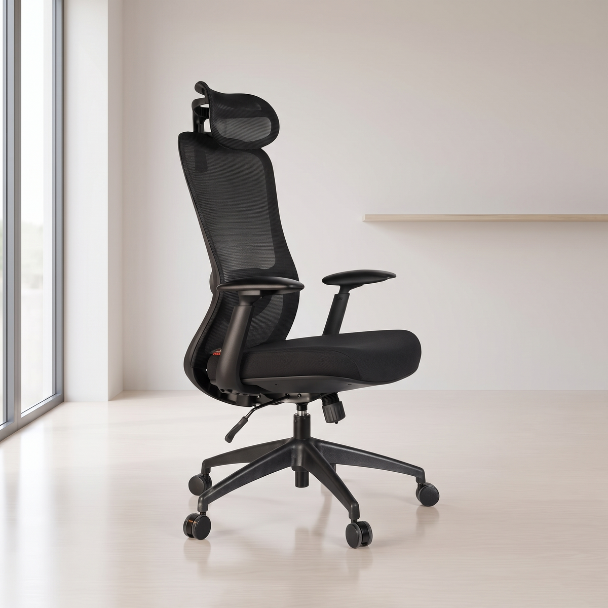 Karrigë ergonomike Silky HB në ambient zyre minimalist me dritë natyrale nga dritarja