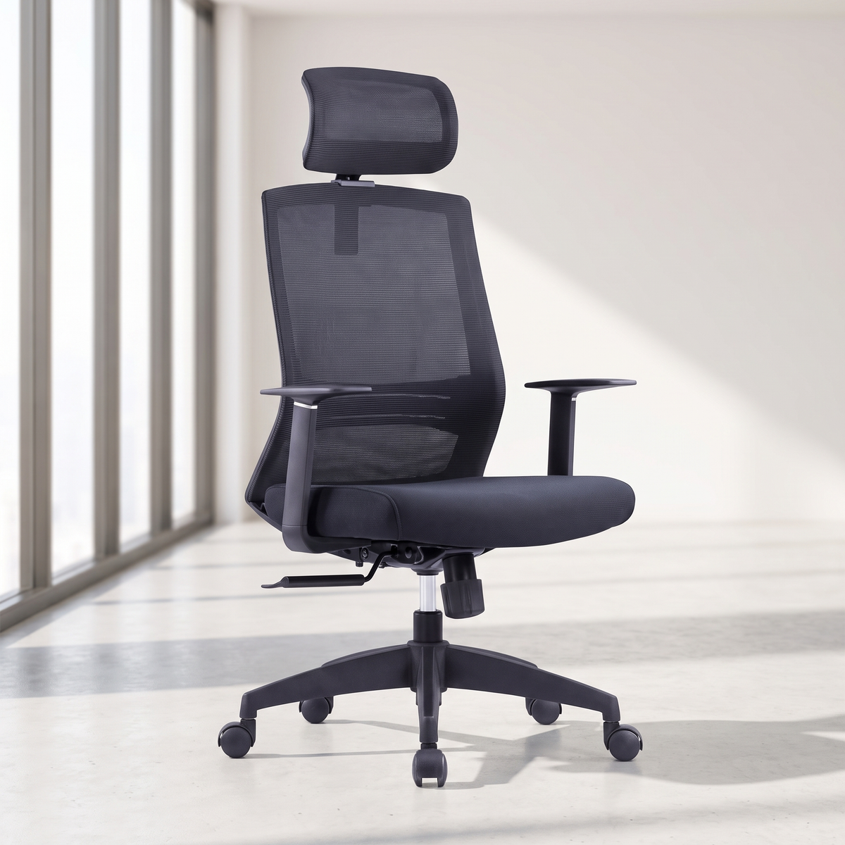 Karrigë ergonomike Noa 196A në ambient zyre me dritë natyrale nga dritarja