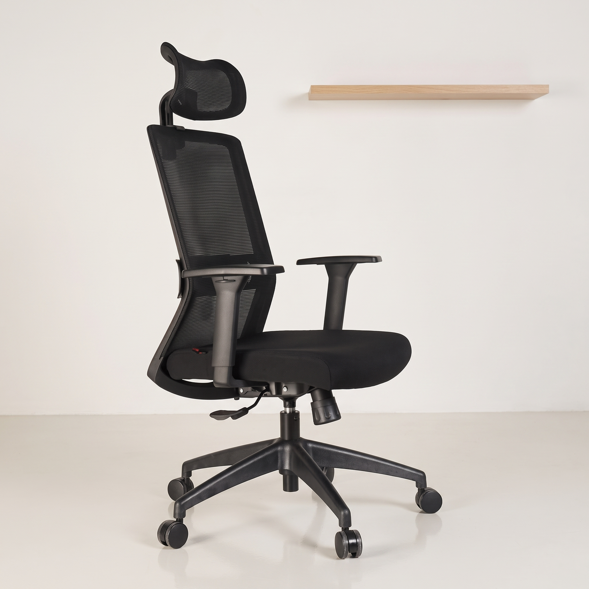 Karrigë ergonomike Sharp HB në ambient zyre minimalist