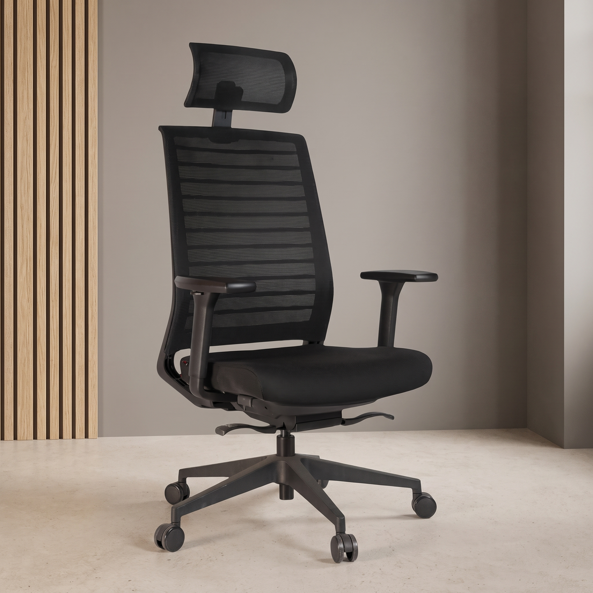 Karrigë ergonomike Ava 242A në ambient zyre me panel druri