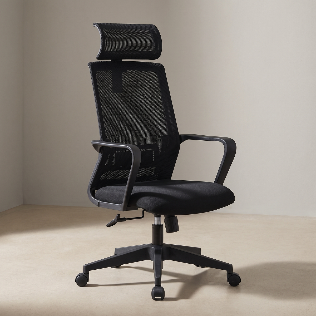 Karrigë ergonomike Flash 180A në ambient zyre modern