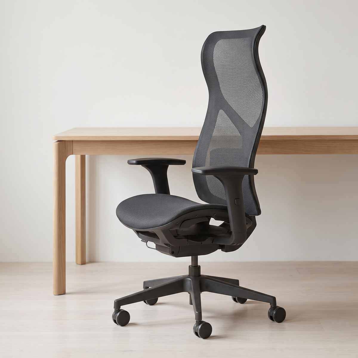 Karrigë ergonomike Supra 283A në ambient zyre me tavolinë pune