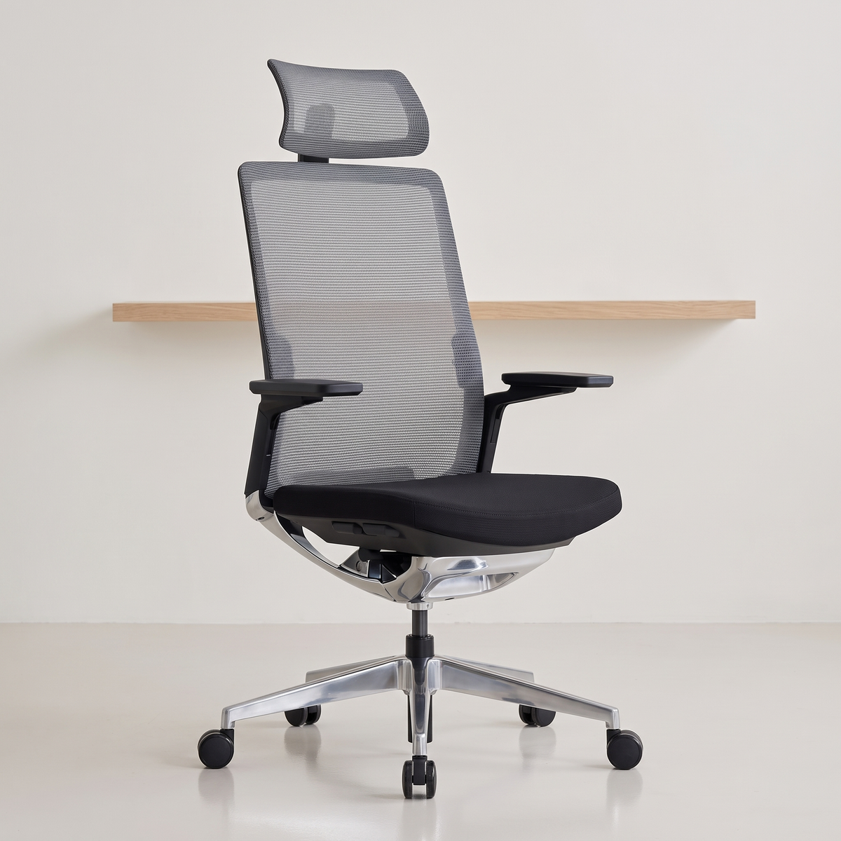 Karrigë ergonomike Zoe 004A në ambient zyre minimalist
