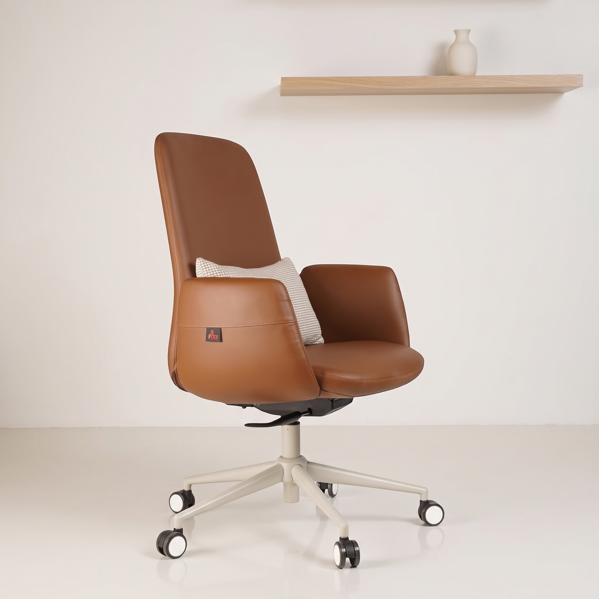 Karrigë Yodo P në ambient zyre minimalist