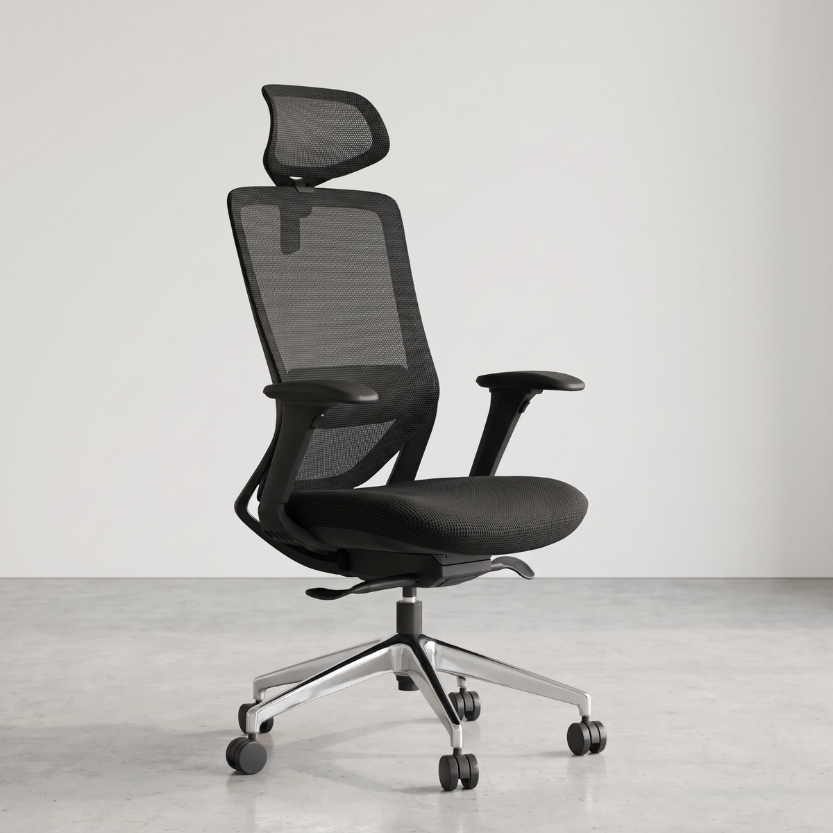 Karrigë ergonomike Swift GHBA e zezë në ambient zyre minimal