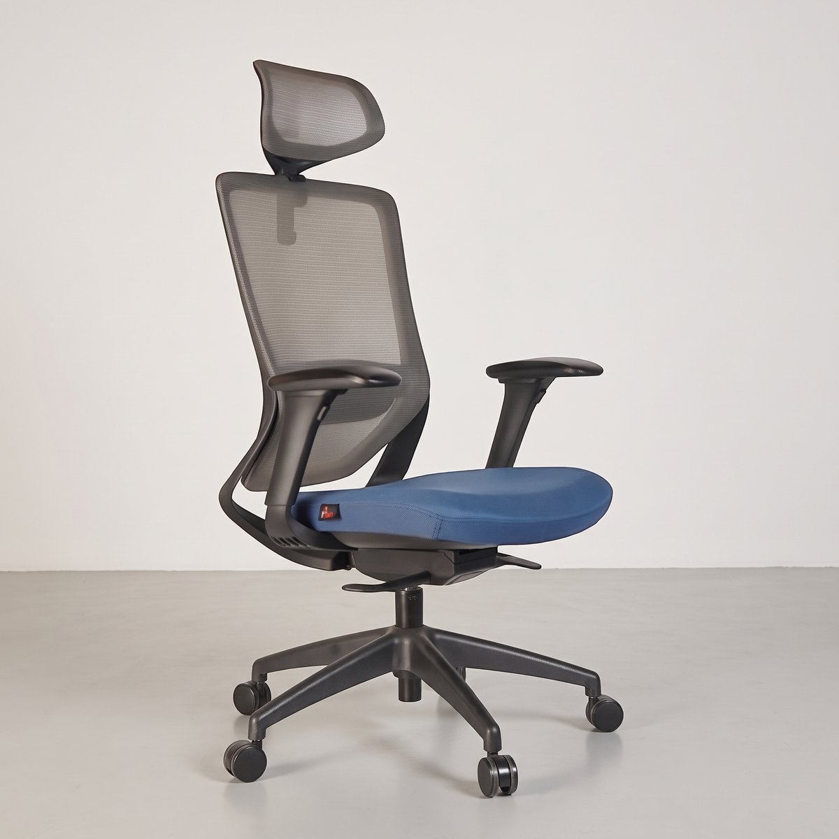 Karrigë ergonomike Swift GHB e kaltërt në ambient zyre minimal