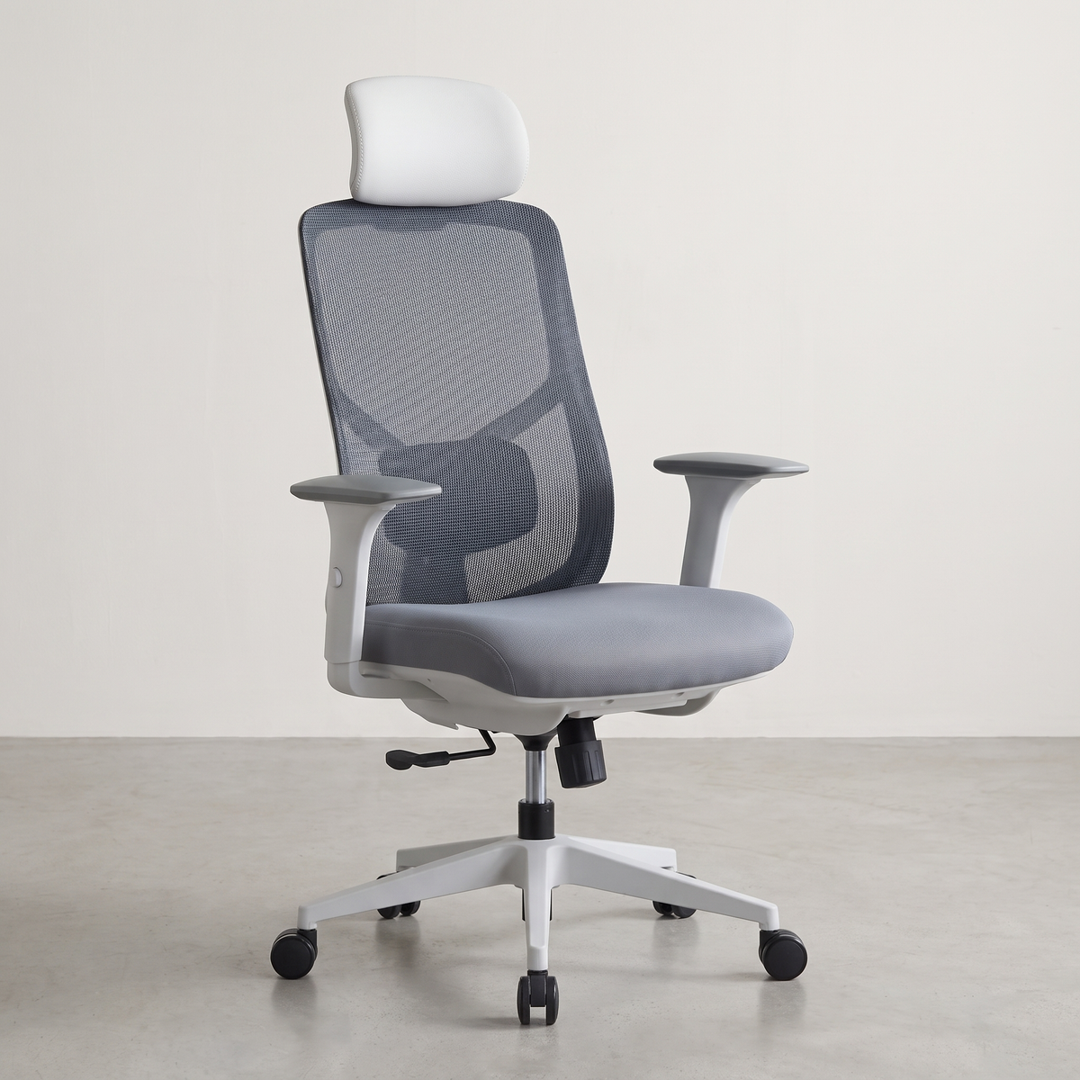 Karrigë ergonomike Hera HS në ambient zyre minimal